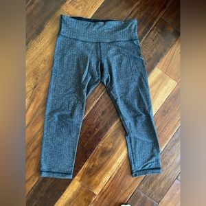 Small Patterned Lululemon Capris SZ 6; see description.